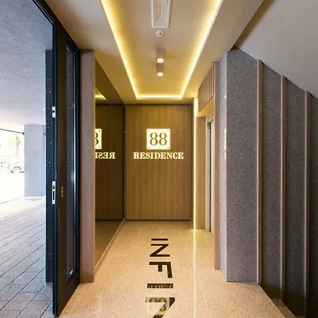 88 - Center, Stylish *